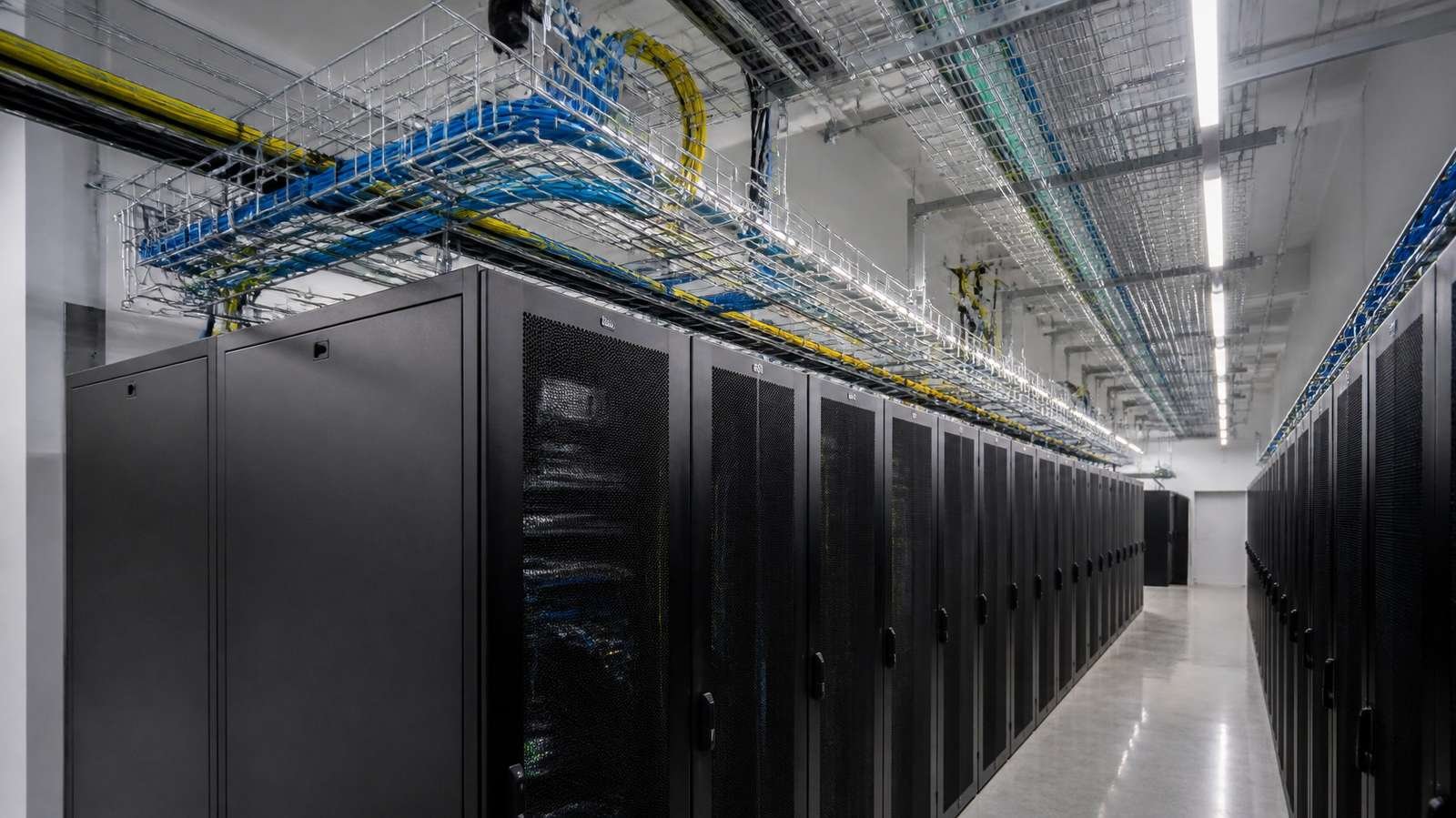 Data centre aisle with wire mesh and ladder cable trays above the server racks (illustration)